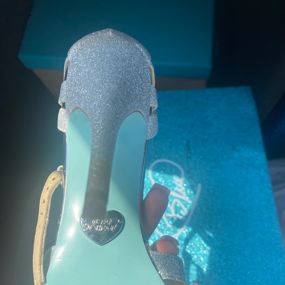 Heels - Picture 4 of 4